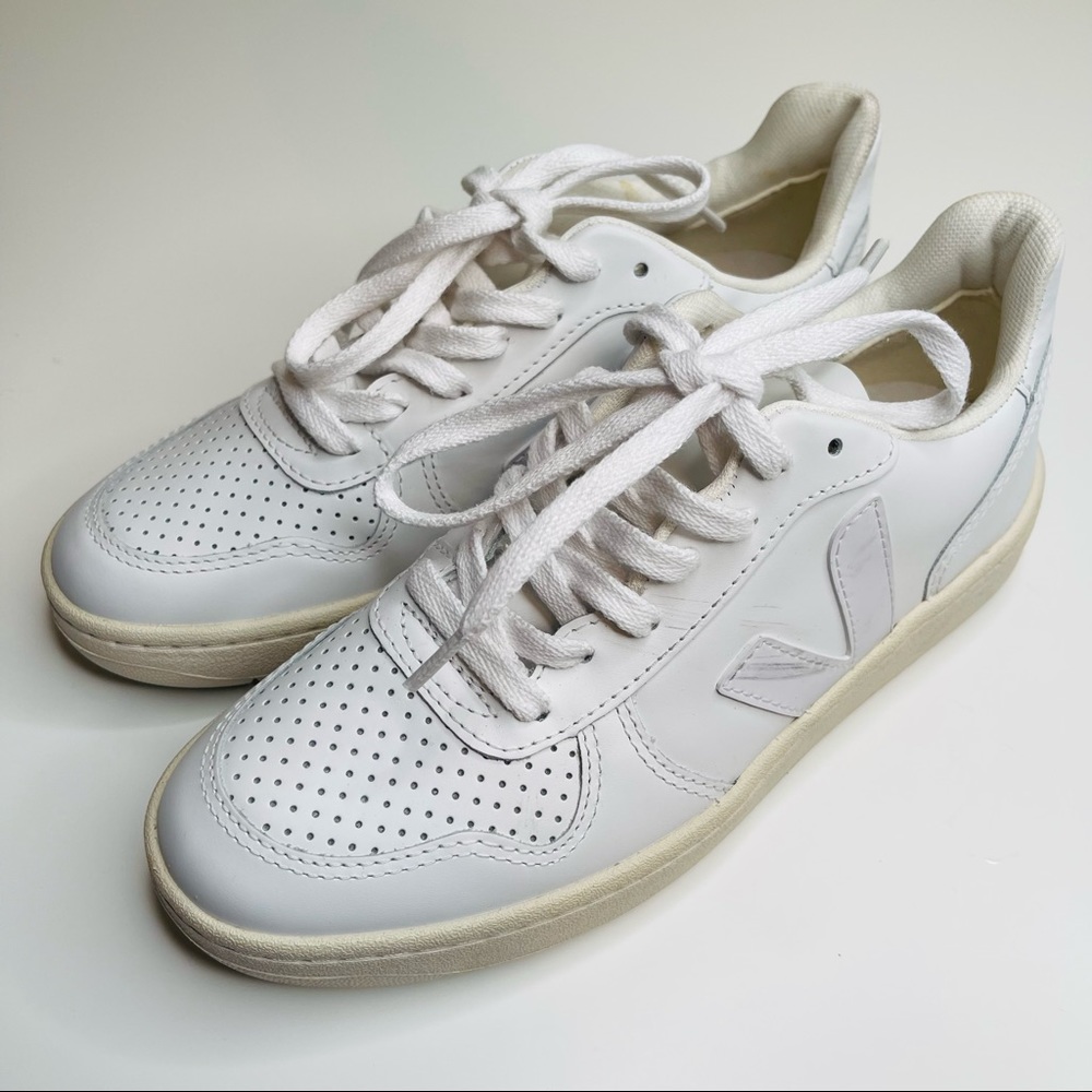 VEJA V-10 Sneaker Color
Extra White Size 6 Womens